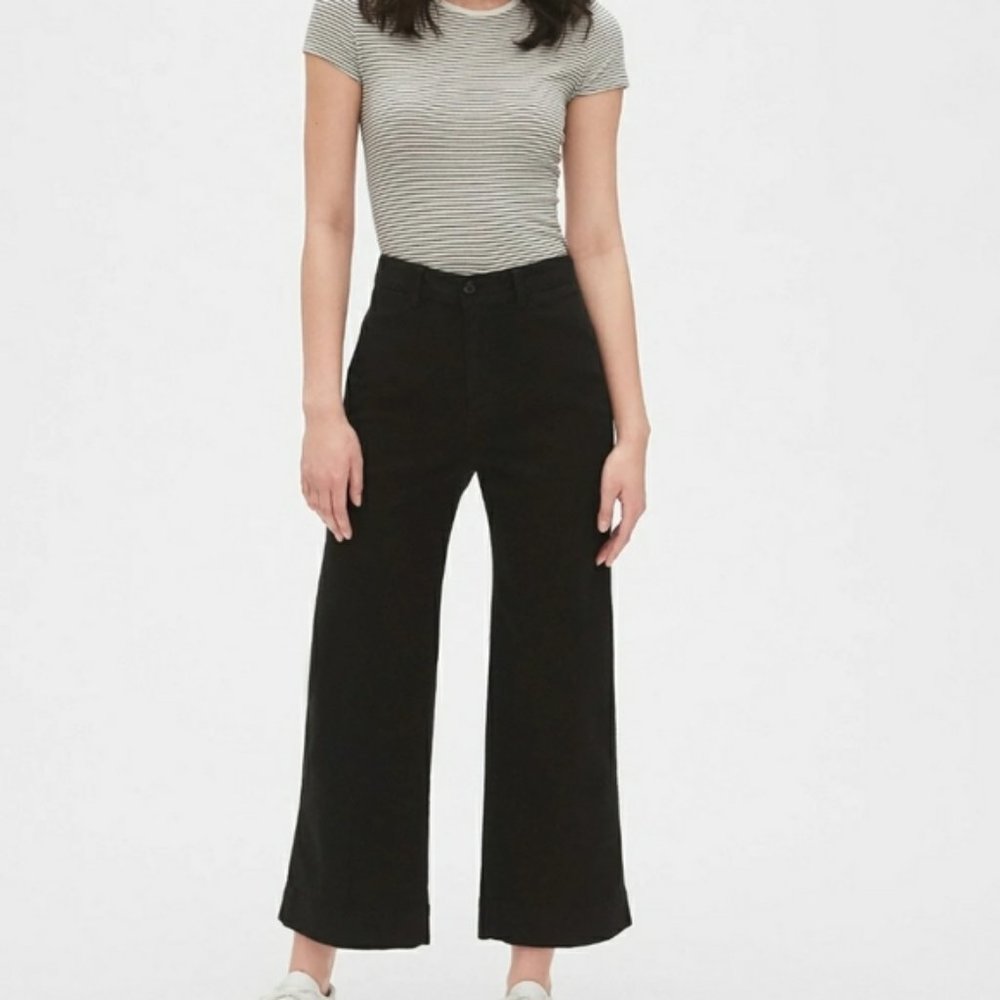 GAP High Rise Wide-Leg Crop Chino in Black